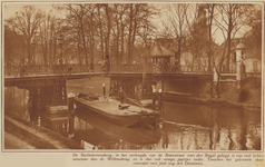 83767 Gezicht op de Bartholomeïbrug over de Stadsbuitengracht te Utrecht, met een passerende platbodem.